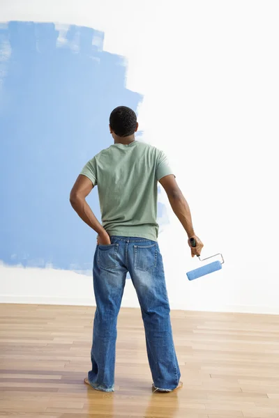 Man observing paint job. — Stock Photo, Image