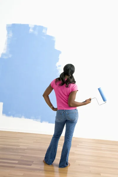 Mulher observando pintura trabalho . — Fotografia de Stock