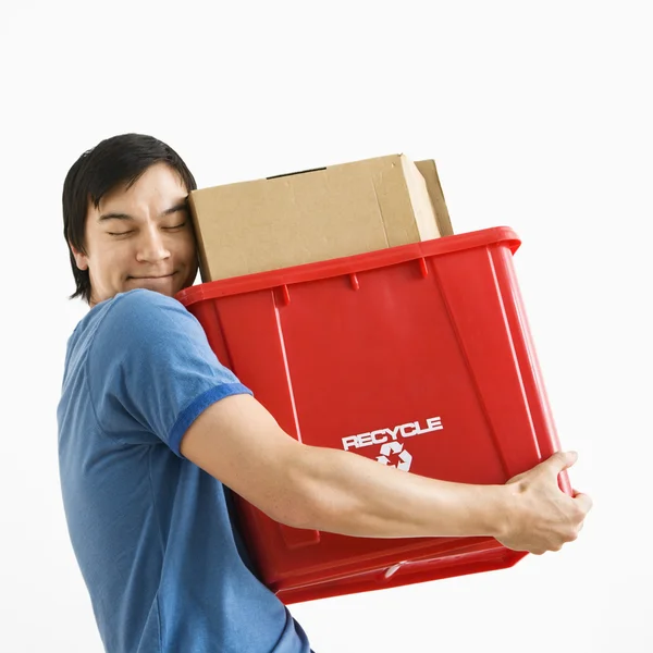Man knuffelen recycling bin. — Stockfoto