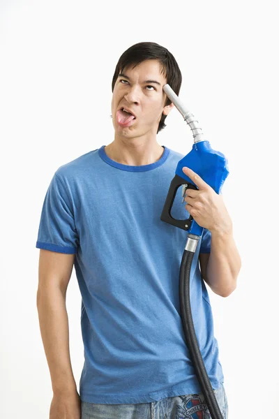 Άνθρωπος που κρατά το ακροφύσιο αερίου στο κεφάλι. — Φωτογραφία Αρχείου