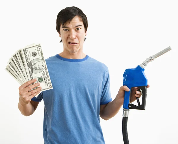 Человек с деньгами и газовой насадкой . — стоковое фото