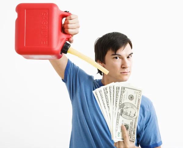 Homem derramando gás em dinheiro . — Fotografia de Stock