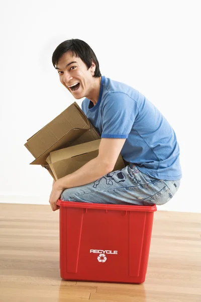 Człowiek w recyklingu bin. — Zdjęcie stockowe