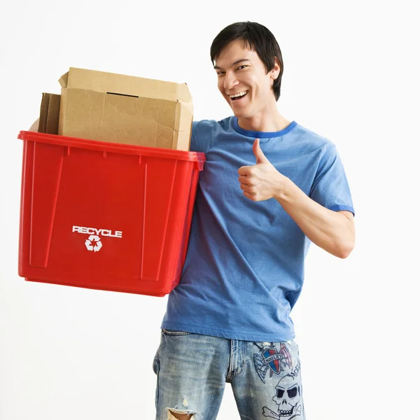 Hombre sosteniendo la papelera de reciclaje . — Foto de Stock