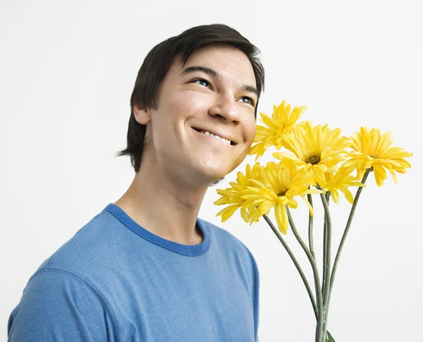 Mann mit Blumenstrauß. — Stockfoto