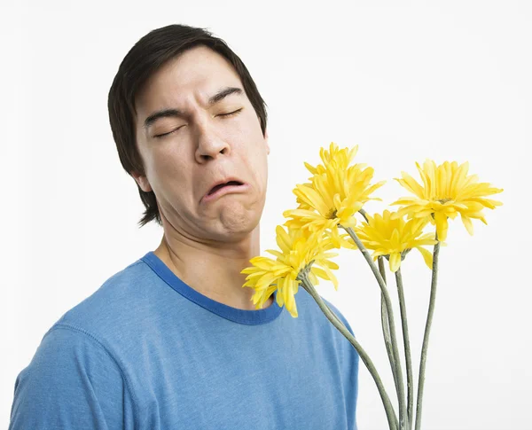 Unhappy man holding bouquet. — Stock Photo, Image