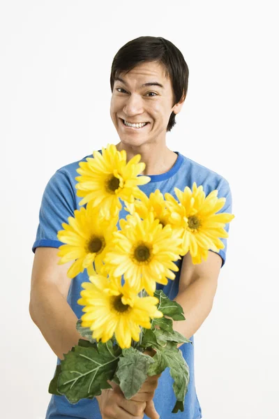 Usmívající se muž drží kytici. — Stock fotografie