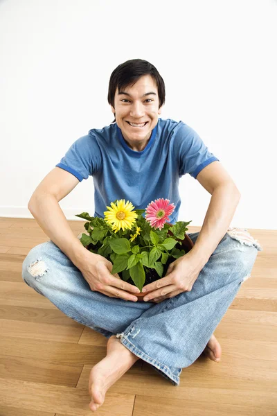 Homem segurando planta flor . — Fotografia de Stock