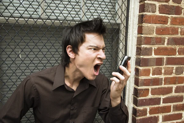 Άνθρωπος ουρλιάζοντας στο κινητό τηλέφωνο. — Φωτογραφία Αρχείου