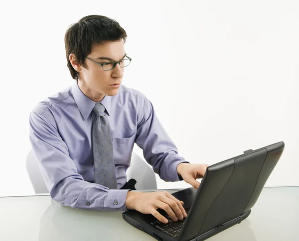 Affärsman på laptop. — Stockfoto