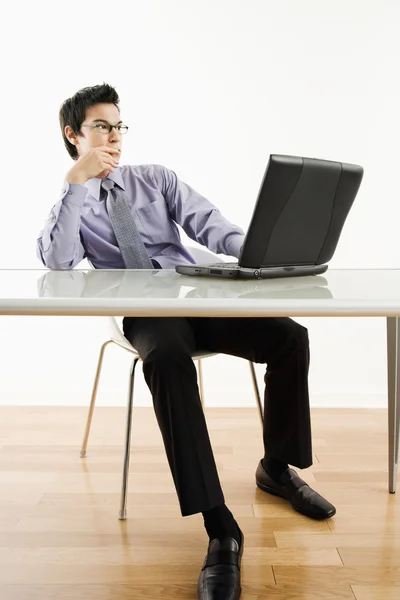 Człowiek pracujący na laptopie. — Zdjęcie stockowe