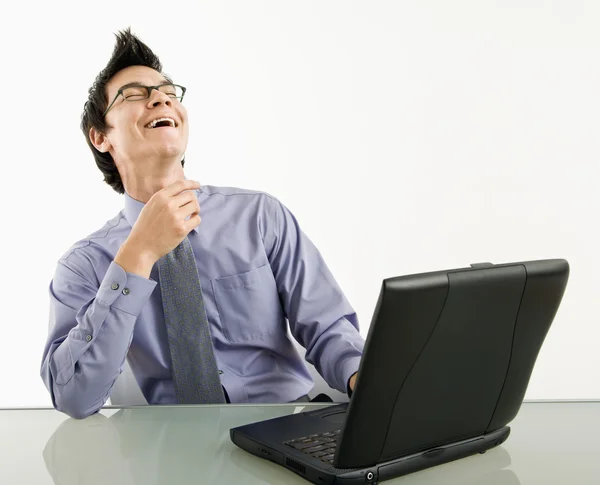 Směje se podnikatel na laptop. — Stock fotografie