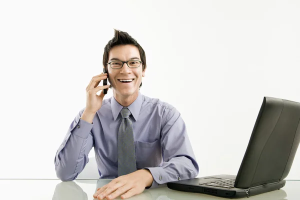 Usměvavý obchodník na mobil. — Stock fotografie