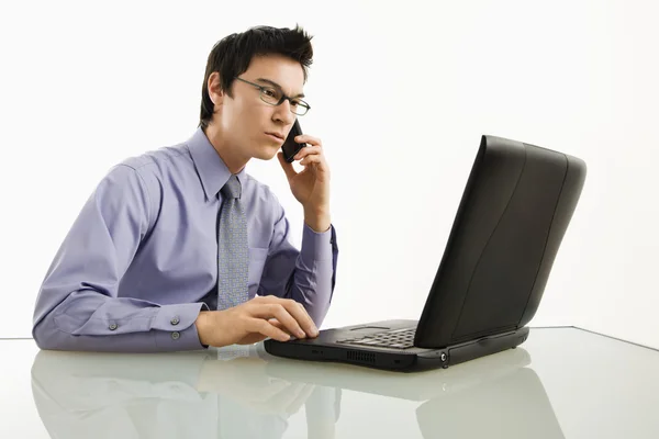 Geschäftsmann mit Laptop und Handy. — Stockfoto