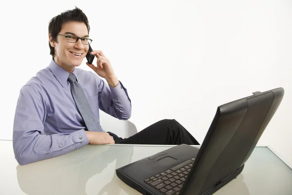 Uśmiechający się biznesmen na telefon komórkowy. — Zdjęcie stockowe