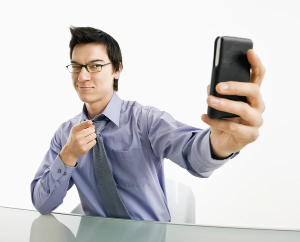 Homme prenant une photo de téléphone portable . — Photo