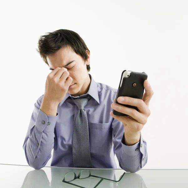 Empresário cansado com telefone celular . — Fotografia de Stock