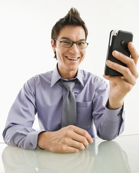 携帯電話の実業家の笑みを浮かべてください。. — ストック写真