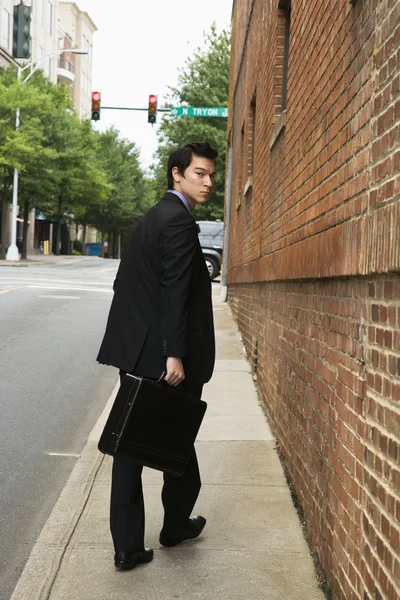 Businessman walking in city. — Stock Photo, Image