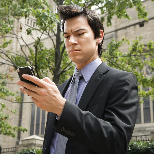 Geschäftsmann schaut aufs Handy. — Stockfoto