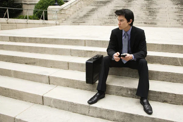Podnikatel sedí na schodech. — Stock fotografie