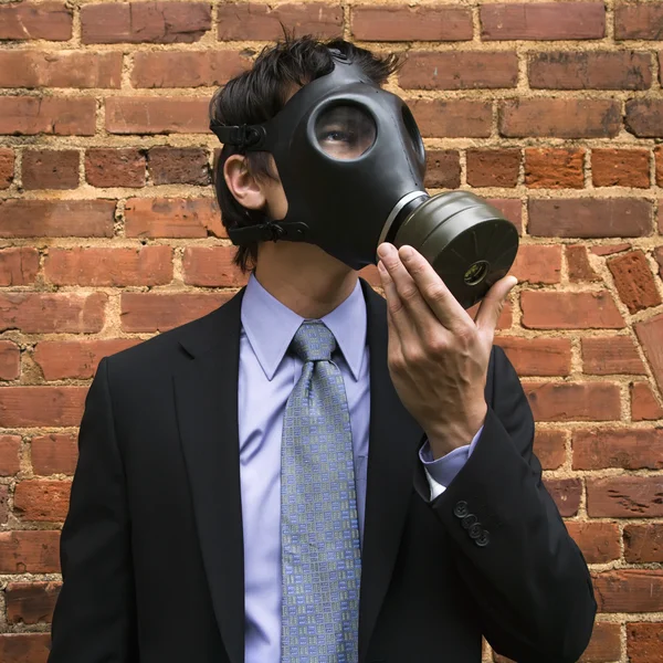 Biznesmen noszenie maski gazowe. — Zdjęcie stockowe