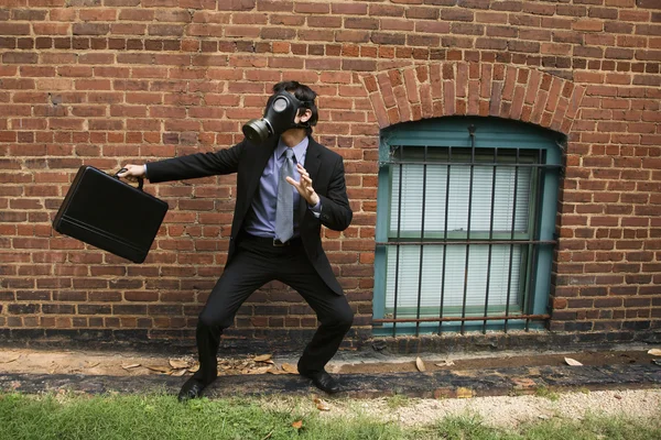 Επιχειρηματίας φορώντας μάσκα αερίων. — Φωτογραφία Αρχείου