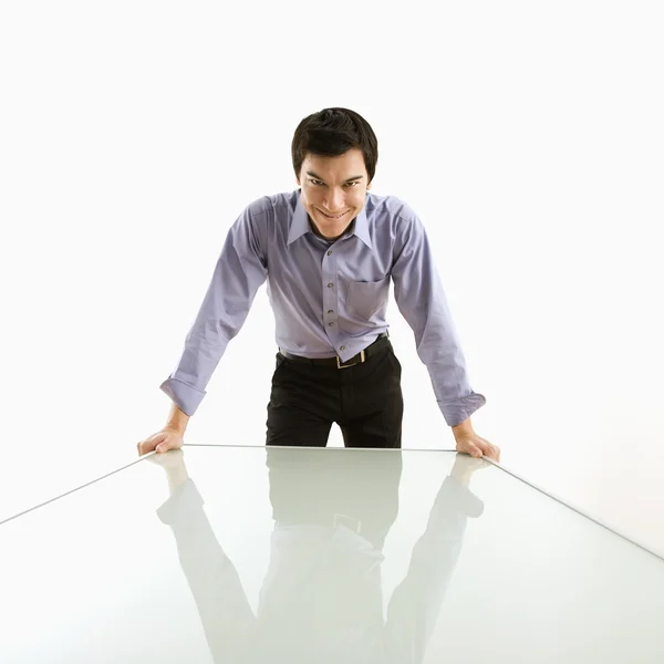 Podnikatel, stojící u stolu — Stock fotografie
