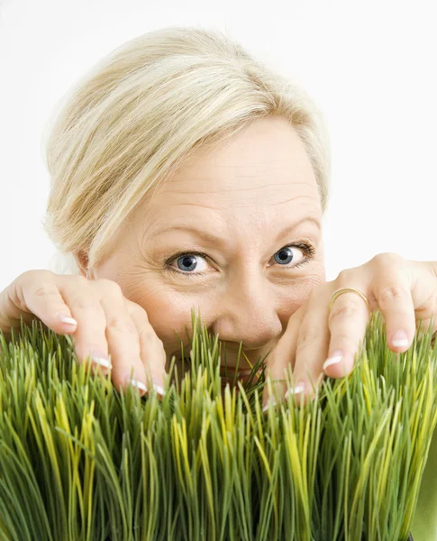 Mischievious woman in grass — Stock Photo, Image