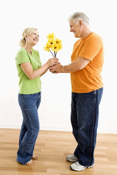 남자 여자 꽃다발 주는. — 스톡 사진