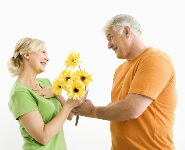 Mann schenkt Frau Blumenstrauß. — Stockfoto
