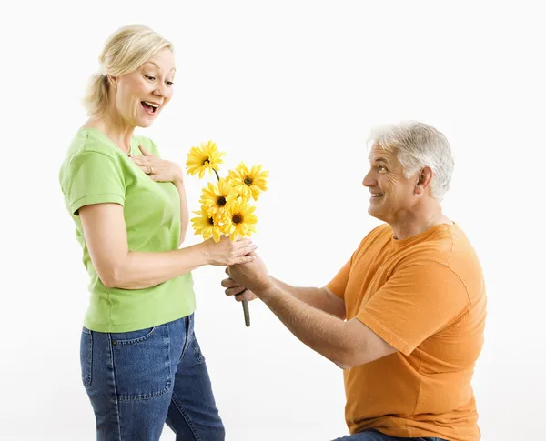 Mann schenkt Frau Blumenstrauß. — Stockfoto