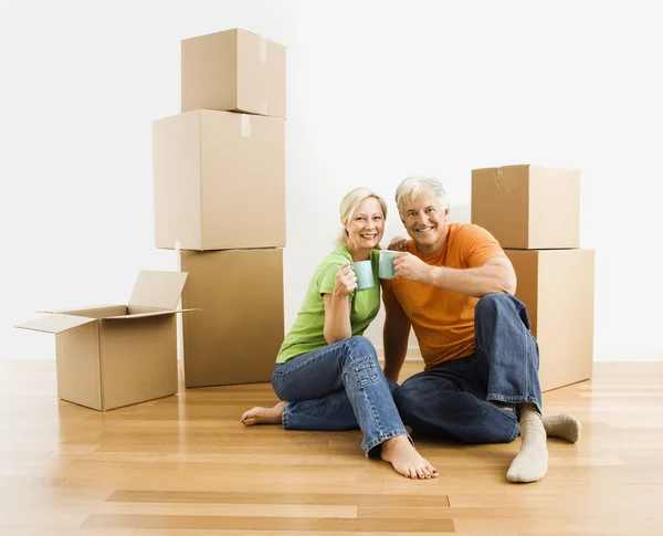 Homem e mulher com caixas móveis . — Fotografia de Stock