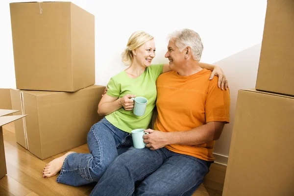 Muž a žena se stěhovací krabice. — Stock fotografie