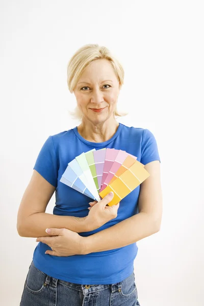 Kobieta trzyma próbki farby. — Zdjęcie stockowe