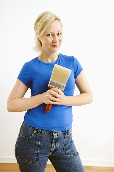 Frau hält Pinsel in der Hand. — Stockfoto