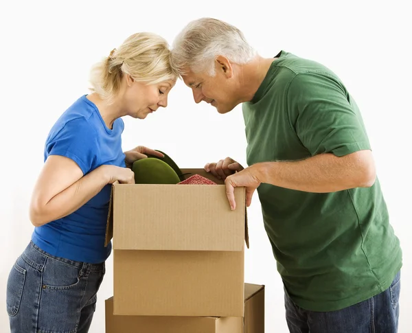 Mann und Frau schauen in Schachtel. — Stockfoto