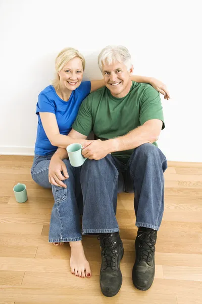 Mann und Frau sitzen zusammen. — Stockfoto