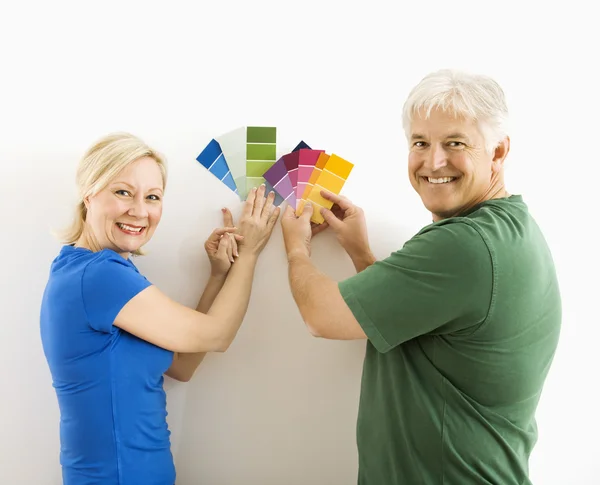 Man och kvinna jämföra färgrutor. — Stockfoto