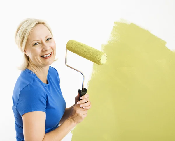 Mujer pintura pared. — Foto de Stock