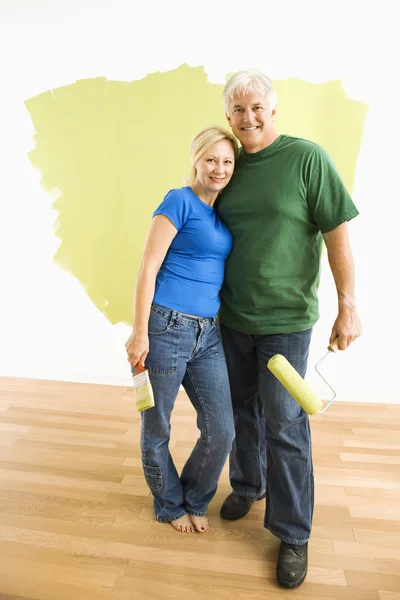 Uomo e donna con parete dipinta a metà . — Foto Stock