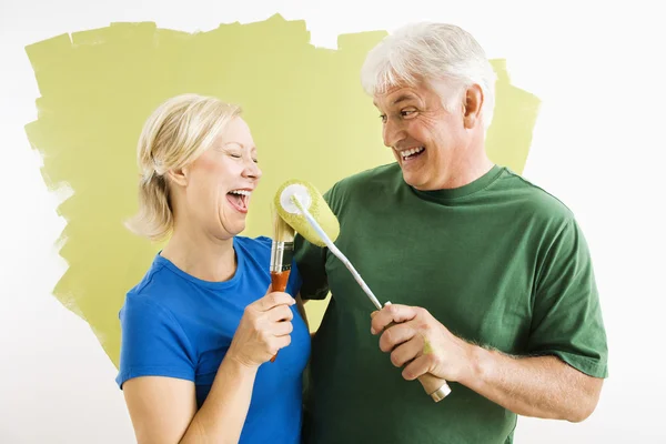 Homem e mulher relaxando enquanto pintam . — Fotografia de Stock