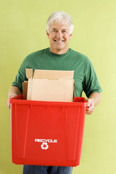 Άνδρας με κάδο ανακύκλωσης. — Φωτογραφία Αρχείου