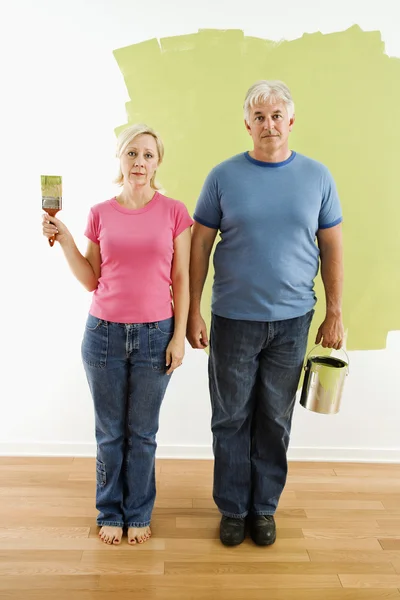 Pareja con utensilios de pintura . —  Fotos de Stock