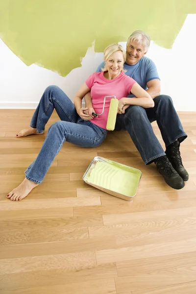 Lyckliga paret med målning köksredskap. — Stockfoto