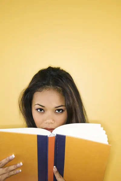 Nő olvasás könyv. — Stock Fotó