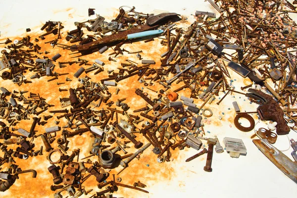 Mesa de viejos tornillos oxidados y clavos Imagen de archivo