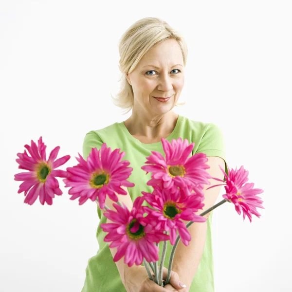 Женщина дарит цветы . Стоковое Фото