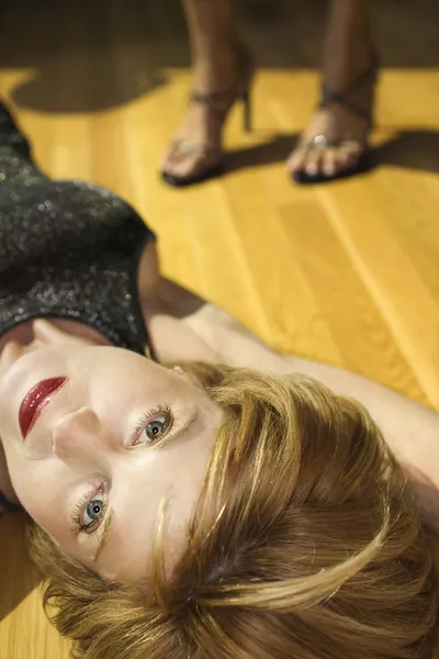 床に横たわる女. — ストック写真
