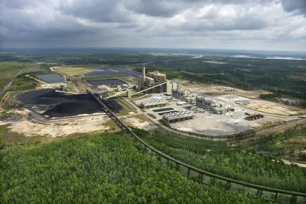 Kolen-fabriek voor verzending. — Stockfoto